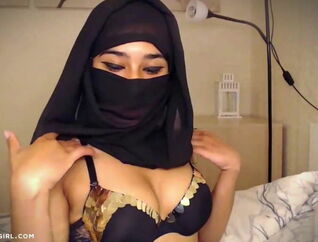 Amiraserious ckxgirl ebony niqab brassiere cam flash Muslim
